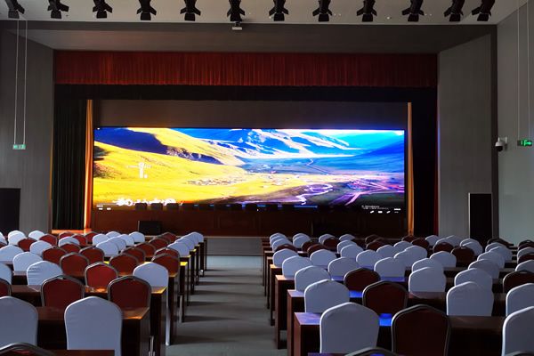 8米寬、15米長的會議室用多大尺寸的LED顯示屏合適？